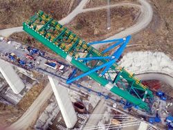Izada la torre sur de atirantamiento del viaducto sobre el r�o Almonte, en C�ceres