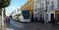 El tren tranv�a de la Bah�a de C�diz realiza su primer recorrido en pruebas