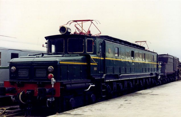 Locomotora serie 275 (ex 7507), fabricada en 1944, en la estacin de Madrid  Delicias en 1987. Foto Coleccin Carlos Fernndez Cuenca. Archivo Histrico Ferroviario