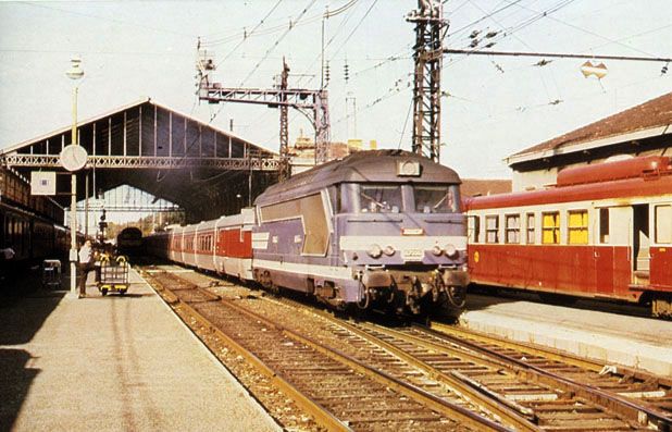 Cataln - Talgo en la estacin de Narbona y remolcado por una locomotora de la SCNF serie 67400 en 1980. Foto Justo Arenillas. Archivo Histrico Ferroviario