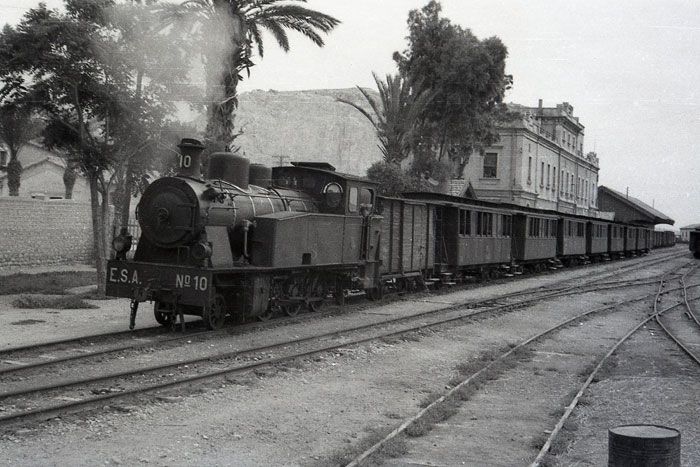 El trenet de la Marina estacionado en la estacin de Alicante.  Foto Trevor Rowe. Archivo EuskoTren/Museo Vasco del Ferrocarril