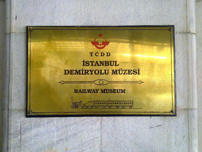 Placa situada en la entrada al museo ferroviario de la estacin de Sirkeci