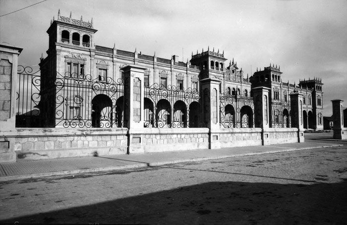 Fachada del "patio viejo" de la Estacin de Zamora en 1950. Foto Coleccin Manuel Cuenca. AHF