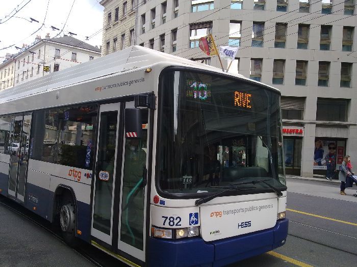 Hasta los autobuses urbanos iban engalanados con las banderas de la UITP y el cantn de Ginebra durante la celebracin del 60 congreso