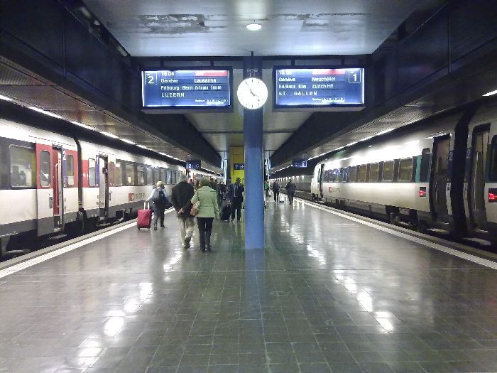 La estacin de Ginebra Aeropuerto cuenta con una alta frecuencia de trenes con la terminal de Cornavin adems de otros destinos
