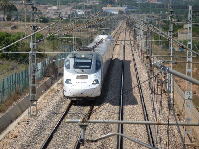 En la mayor parte de las lneas de Adif se circula por la derecha. Vista de un tren de la serie 120 de Renfe en el corredor Mediterrneo. Fotografa de Juanjo Olaizola Elordi
