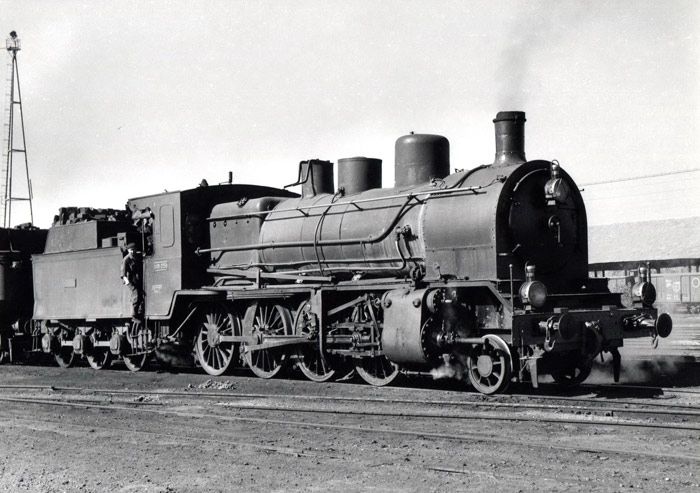 Las 127 primeras locomotoras de la serie 400 de Norte tenan el puesto de conduccin a la derecha, tal y como delata la presencia de la barra de accionamiento de la distribucin en este costado. Fotografa de Lawrence G. Marshall
