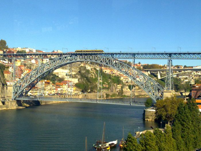 Una composicin de Metro de Oporto circula por el puente Don Luis I