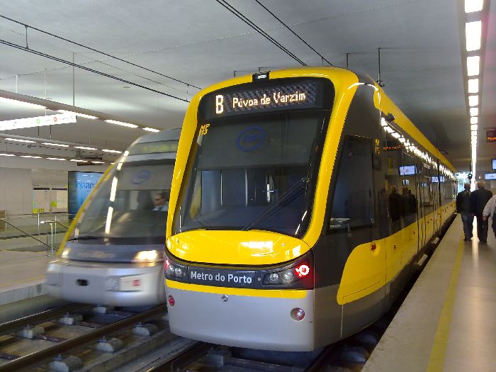 Dos composiciones de Metro de Porto en la estacin de Trindade