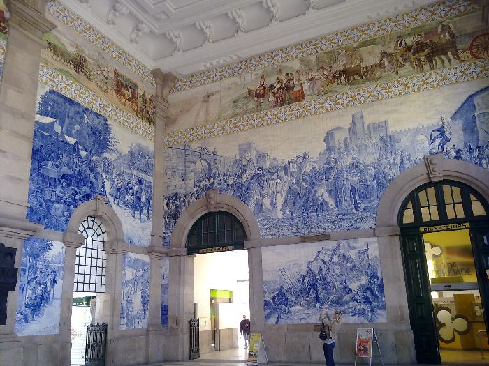 Los azulejos con la historia de Portugal decoran el vestbulo de la terminal de Sao Bento