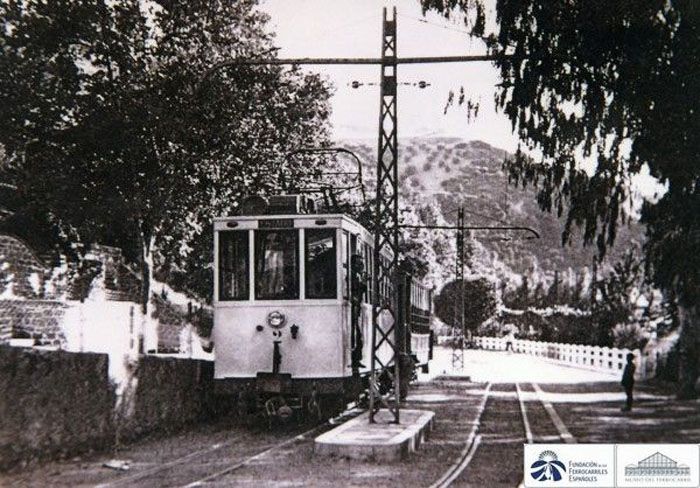 1964. Ferrocarril elctrico de Granada a Sierra Nevada a su paso por Pinos Genil. (1964) Foto  Archivo Histrico Ferroviario. 