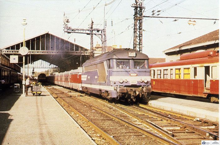 1980.El Cataln - Talgo en Narbona (Francia), remolcado por una locomotora serie 67400 de la SCNF.  (1980). Foto Justo  Arenillas. Archivo Histrico Ferroviario.