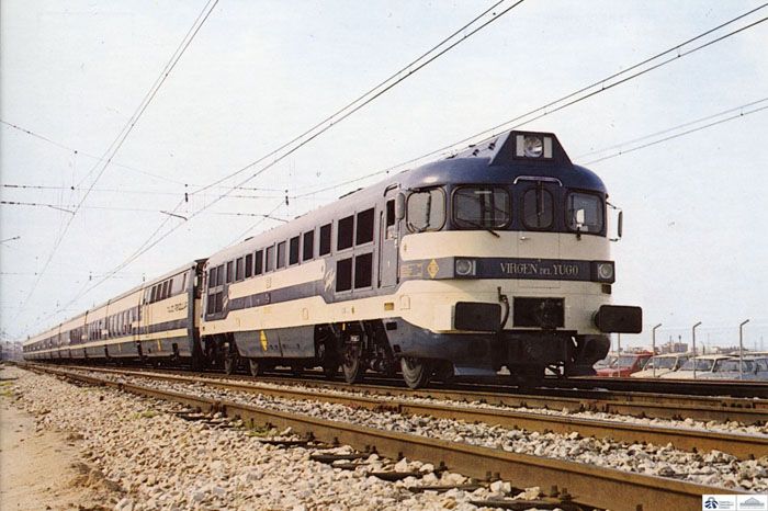 1980. El Talgo Pendular Madrid - Pars, remolcado por una locomotora 353. (1980) Foto M. Gonzlez. Archivo Histrico Ferroviario.