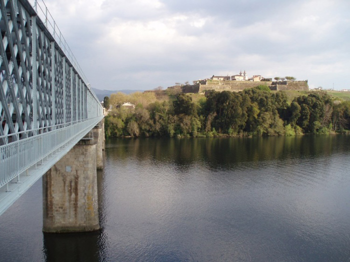 Vista del puente internacional, el Mi y al fondo la ciudadela portuguesa de Valena. Foto Eduardo Cerqueira.