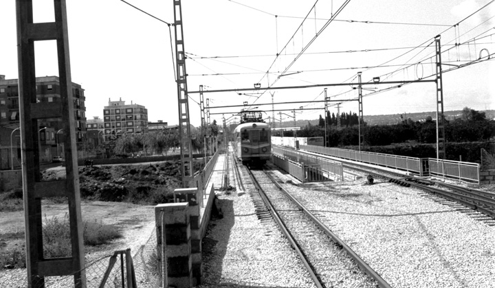 En 1977, Feve duplic la va del trenet de la Ribera entre Paiporta y Picanya. Fotografa de Juanjo Olaizola.