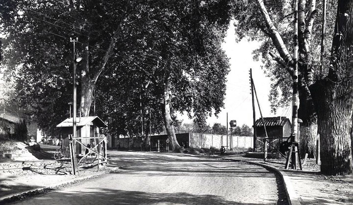 Lnea de Barcelona-Vilanova a Alsasua, estacin de Lrida. Paso a nivel con la carretera de Graena. Barrera "de puerta" (1950). Archivo Histrico Ferroviario SE-IF-0835
