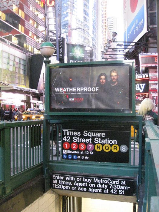 Uno de los accesos pequeos a la estacin de Times Square