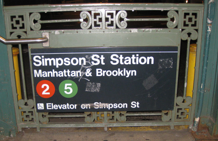 Carteles en la estacin de Simpson Street, en el Bronx