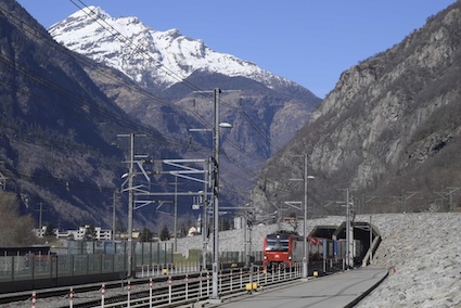 Los Ferrocarriles Suizos celebran el paso del tren nmero 100.000 por el tnel de San Gotardo