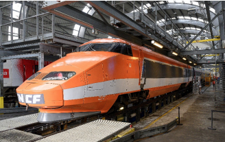 El primer TGV se despide del pblico en las estaciones de Pars y Lyon