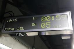 Metro de Barcelona ofrece informacin de la llegada de un segundo convoy en sus paneles de andn 