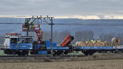 Mantenimiento preventivo, correctivo y obras auxiliares de las instalaciones de electrificaci�n (l�nea a�rea de contacto y subestaciones de tracci�n). Lotes 1 (Centro), 5 (Norte) y 6 (Noreste).