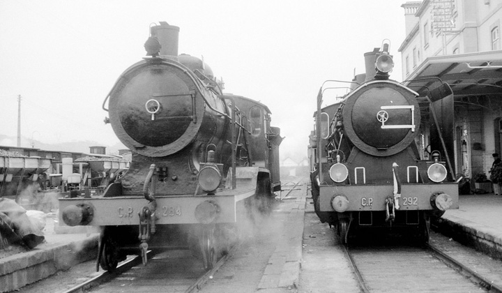 Dos locomotoras de vapor de los ferrocarriles portugueses, fotografiadas en la estaci�n de Pocinho. Fotograf�a de Martin Dieterich