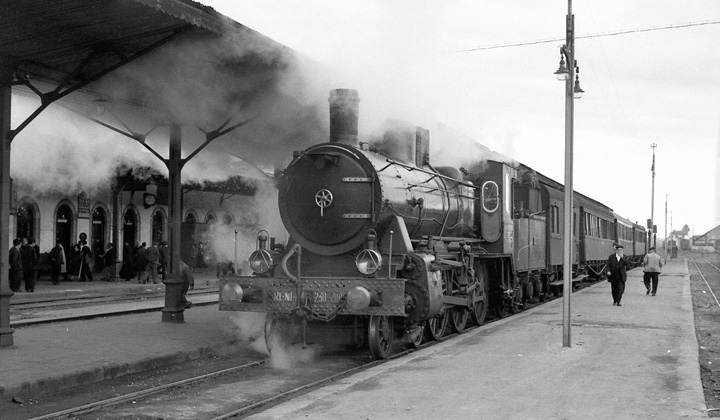 Llegada de un tren de viajeros, procedente de Medina del Campo, a la estaci�n de Salamanca. Fotograf�a de Juan Bautista Cabrera