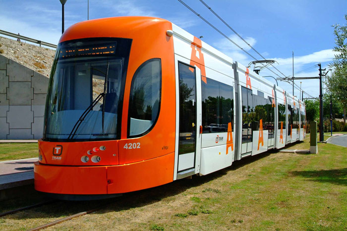 TRAM Alicante: Serie 4.200 de Bombardier. Tranv�a el�ctrico en circulaci�n desde 2007 (11 unidades L-3, L-4 y lanzadera 4-L)