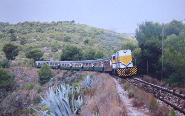 Unidades en rehabilitaci�n: Lim�n Expr�s. Tren tur�stico di�sel que circul� desde el 1 de enero de 1987 hasta 2005.
