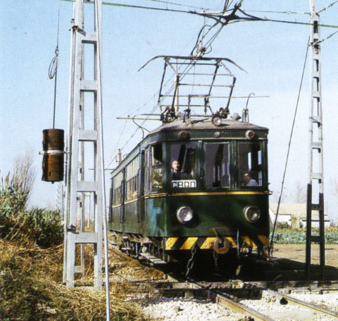 Metrovalencia. Trenes fuera de circulaci�n: Buj�a: Tren el�ctrico que circul� en FGV entre 1-1-87 y 1987-1988. En la foto un Buj�a en cruce Cadena