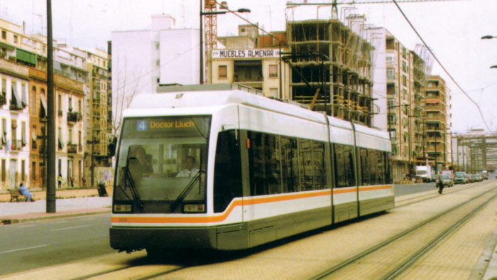 Tranv�a el�ctrico serie 3.800 de Siemens en circulaci�n  por las l�neas 4 y 6 de Metrovalencia