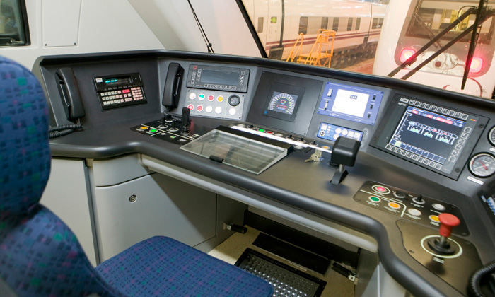 Cabina de conducci�n de la serie 599, pr�cticamente id�ntica a la de laa serie 449, tambi�n de Media Distancia para ancho Renfe