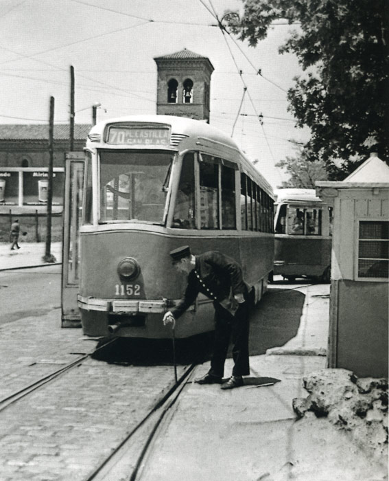 1972. Un guardaagujas activa un cambio de v�as ante el paso de un tranv�a PCC