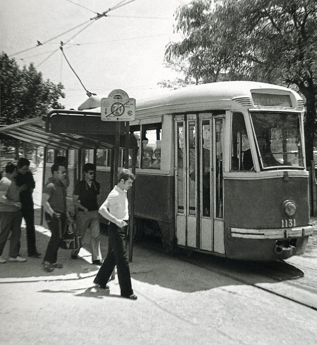 1972. Un Fiat PCC se detiene en Arturo Soria para recoger a viajeros.