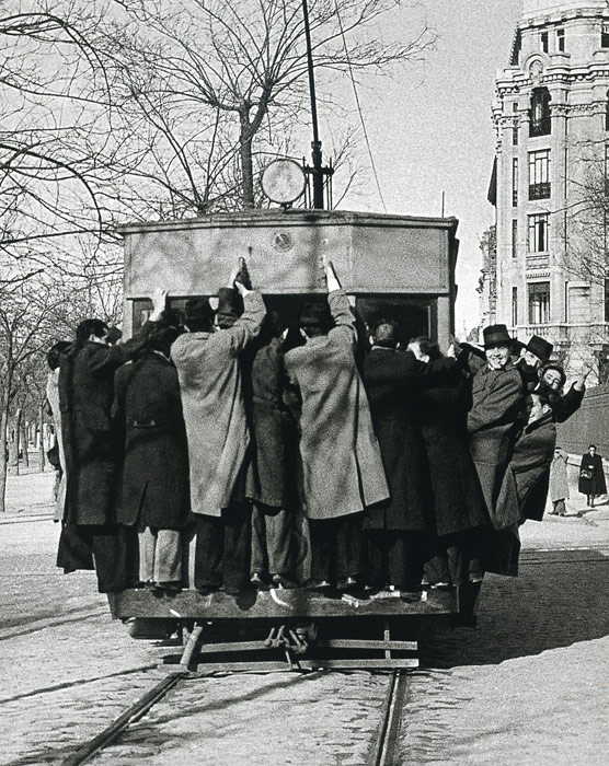 1941. Tarde de  f�tbol. Decenas de aficionados se cuelgan del tranv�a hacia el antiguo campo del Real Madrid, en Chamart�n