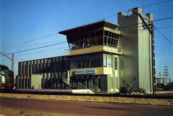 Puesto central de mando de la nueva estaci�n de Vic�lvaro en 1978. Foto Minuesa. Archivo Hist�rico Ferroviario