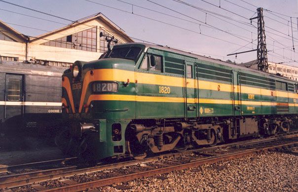 Locomotora di�sel el�ctrica 1820 en la estaci�n de Pr�ncipe P�o en 1985. Foto Fernando Ogalla. Archivo Hist�rico Ferroviario.