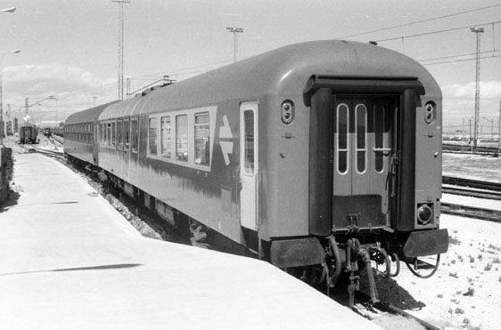 Coche restaurante de Renfe de la serie RRR 8003 en 1981. Foto Colecci�n Juan Bautista Cabrera P�rez-Caballero. Archivo Hist�rico Ferroviario