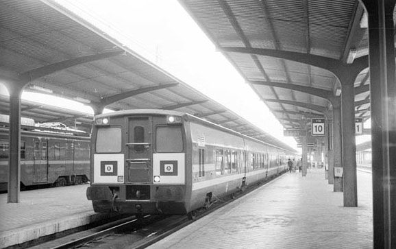 Talgo pendular detenido en Madrid � Chamart�n en 1982. Foto Colecci�n Juan Bautista Cabrera P�rez-Caballero. Archivo Hist�rico Ferroviario