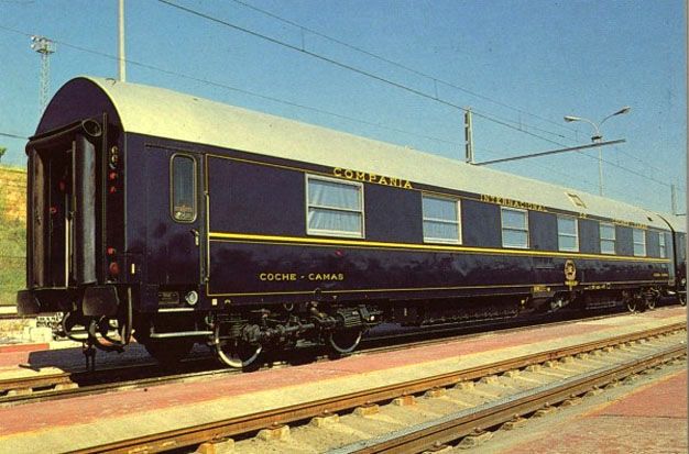 Los coches cama T2 de Renfe con tienen 18 departamentos de dos plazas. Pueden circular a 140 km/h. Imagen de 1984. Foto Archivo Hist�rico Ferroviario