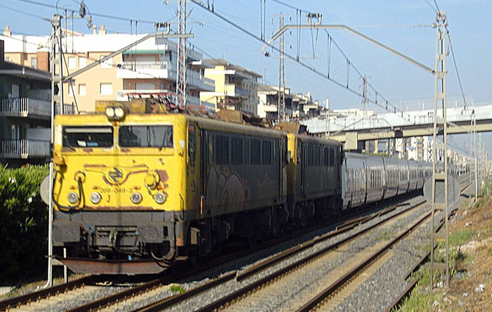 Locomotora 269.019+269.049 tirando del TH de Granada a su paso por Segur de Calafell (01-07-2010). Foto Xavier Mart�nez Vidal