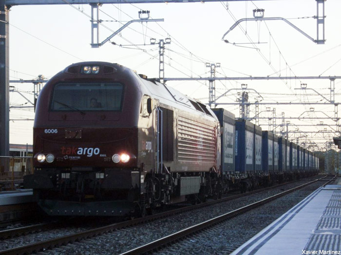 6006 de Takargo con el chatarrero de Comsa por Sant Vicen� de Calders (21-06-2010). Foto Xavier Mart�nez Vidal
