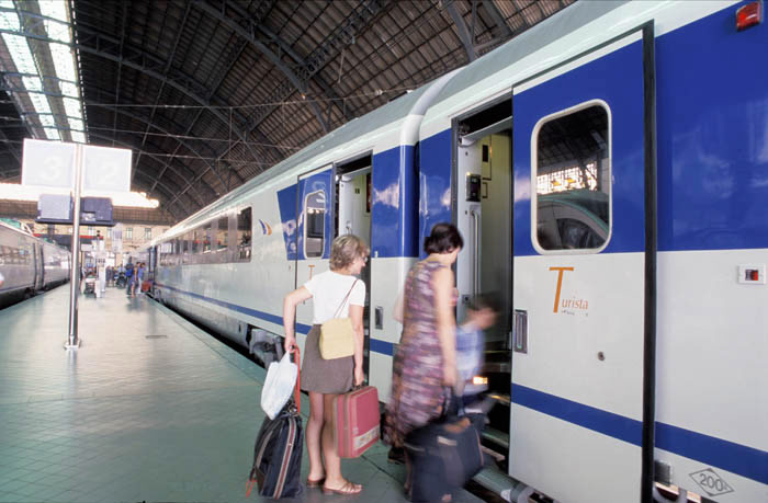 A partir de mayo de 2008, el �Diurno� La Coru�a/Vigo - Ir�n/Bilbao es sustituido por el Arco Camino de Santiago, que hace el mismo recorrido pero con coches de la Serie 2000. 