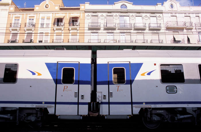 El Arco Portbou - Murcia fue el primer servicio Arco creado, y un�a Portbou con Barcelona, Valencia, Alicante y Murcia, a trav�s del Corredor Mediterr�neo. Circul� desde el a�o 2001 hasta el 2008, cuando fue sustituido por una unidad Serie 490 en servicio Alaris que ya solo un�a Barcelona con Alicante, sin llegar a Portbou y Murcia.