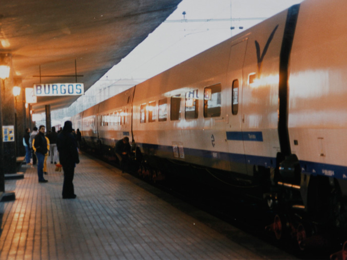 El convoy especial al paso por la estaci�n de Burgos