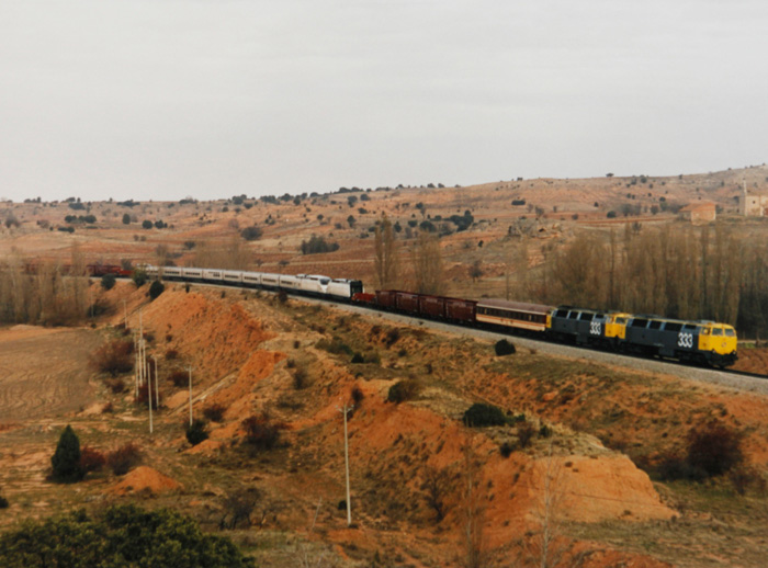 El tren camino de Madrid circulando por la l�nea del Directo de Burgos