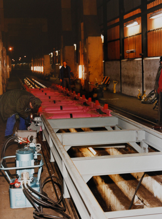 Antes de la llegada del tren fue preciso disponer la estructura de paso desde las v�as de ancho est�ndar a las de ancho ib�rico, en la cual se dispusieron los bogies de transrporte.