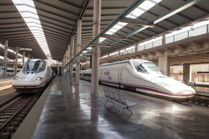 Dos trenes de alta velocidad en la escala en C�rdoba