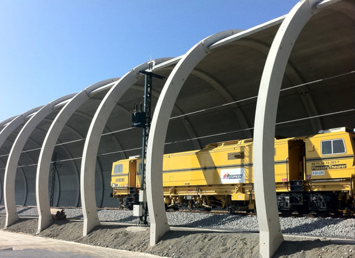 El 11 de diciembre de 2011 un tren AVE hace su primer viaje comercial entre tres ciudades gallegas (Orense, Santiago y Coru�a), por una l�nea de alta velocidad de ancho ib�rico (1.468 mm), y electrificada a 25 kilovoltios. Tras 6 a�os de proyectos, estudios de viabilidad y obras, el d�a 11 de diciembre a las 9:00 de la ma�ana sale de la estaci�n de Orense el primer tren de alta velocidad.